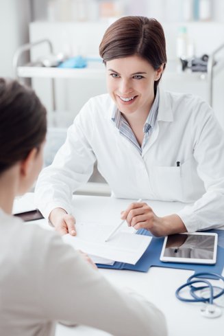 Female,Doctor,Giving,A,Consultation,To,A,Patient,And,Explaining